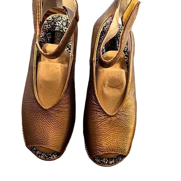 Bernie Mav Womens MELY Sandel in Bronze. Size 37 = 61/2 to 7. - Picture 1 of 10